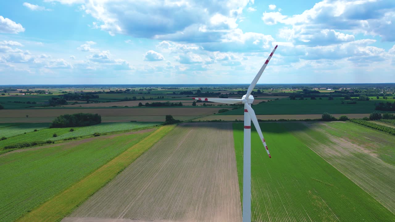 복사 공간과 함께 전기를 생산하기위한 높은 풍력 터빈을 가진 풍력 농장 또는 풍력 공원의 파노라마 뷰