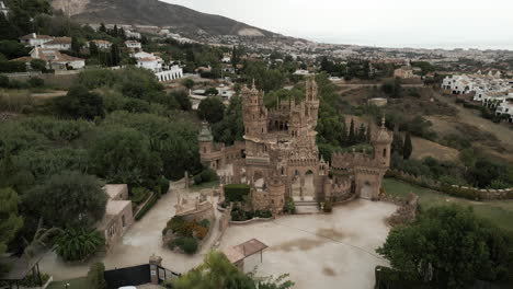 pequeño castillo en el campo de españa