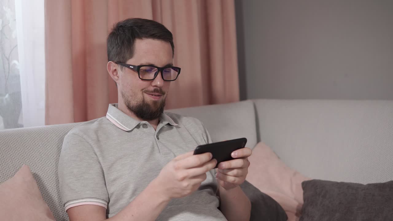 집에서 게임을 하는 남자.