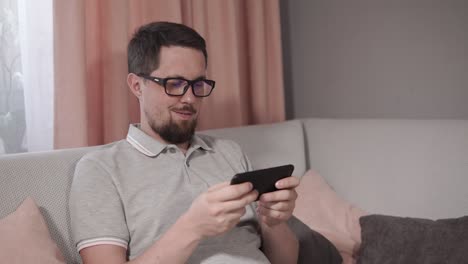 hombre jugando juegos en casa.