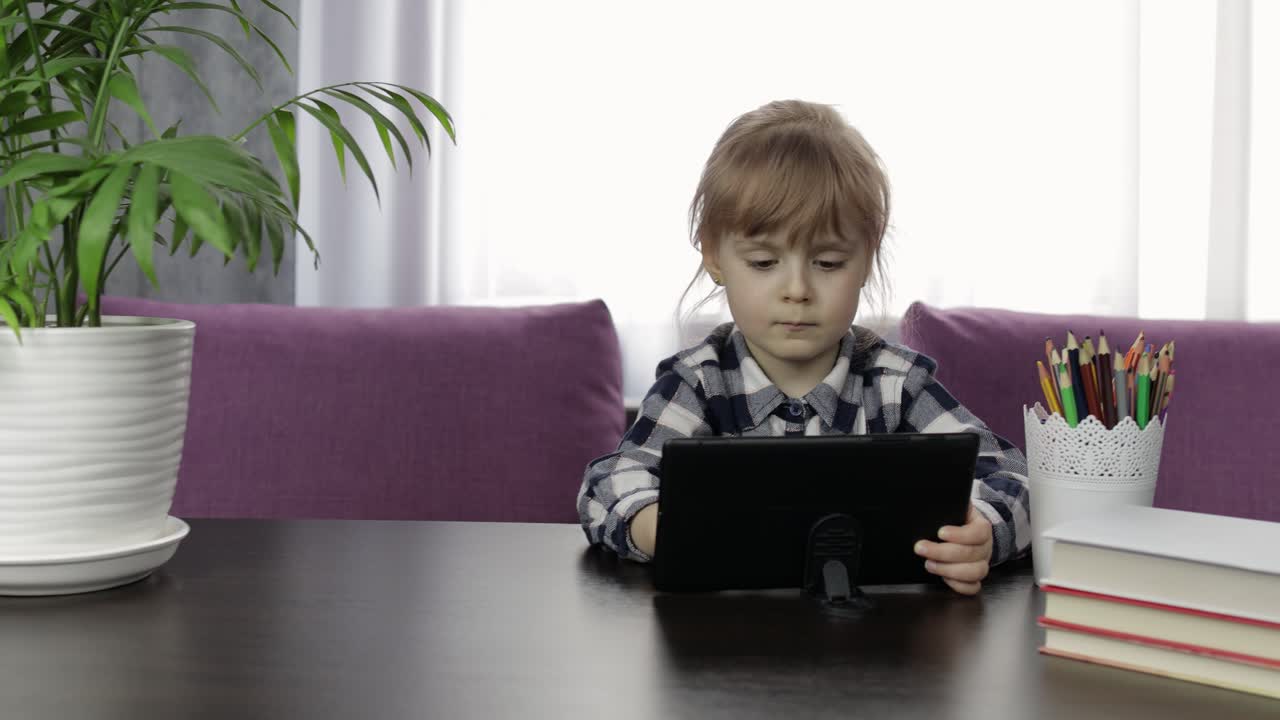 niña haciendo lecciones en casa usando una tableta digital. educación a distancia