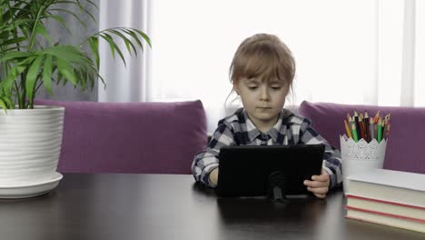 Niña-Haciendo-Lecciones-En-Casa-Usando-Una-Tableta-Digital.-Educación-A-Distancia