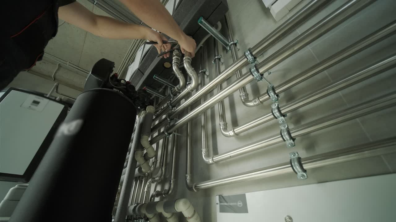 técnico que ajusta las válvulas de las tuberías de los sistemas de calefacción residenciales