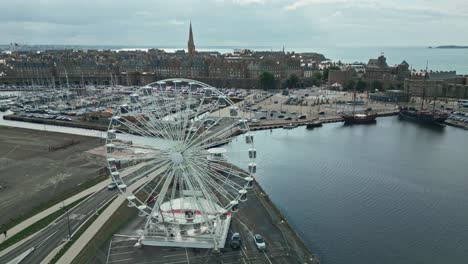 Noria-Con-El-Puerto-De-Saint-Malo-Y-La-Ciudad-Vieja-Al-Fondo,-Bretaña-En-Francia