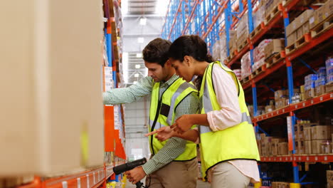 Warehouse-workers-working-together-