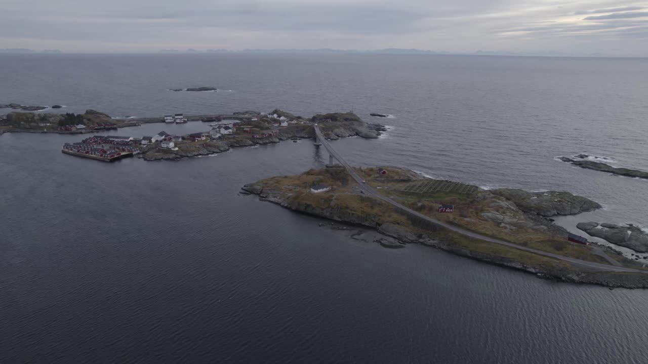 노르웨이 로포텐의 흐린 로포텐에 있는 탑포야에서 햄노이까지 다리 위를 운전하는 자동차의 공중 전망 - 틸트, 드론 샷
