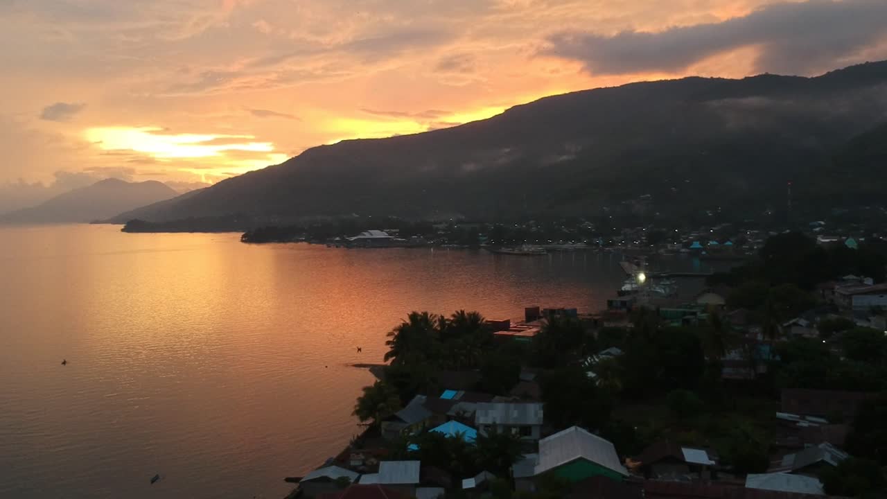 Pemandangan indah saat matahari terbenam