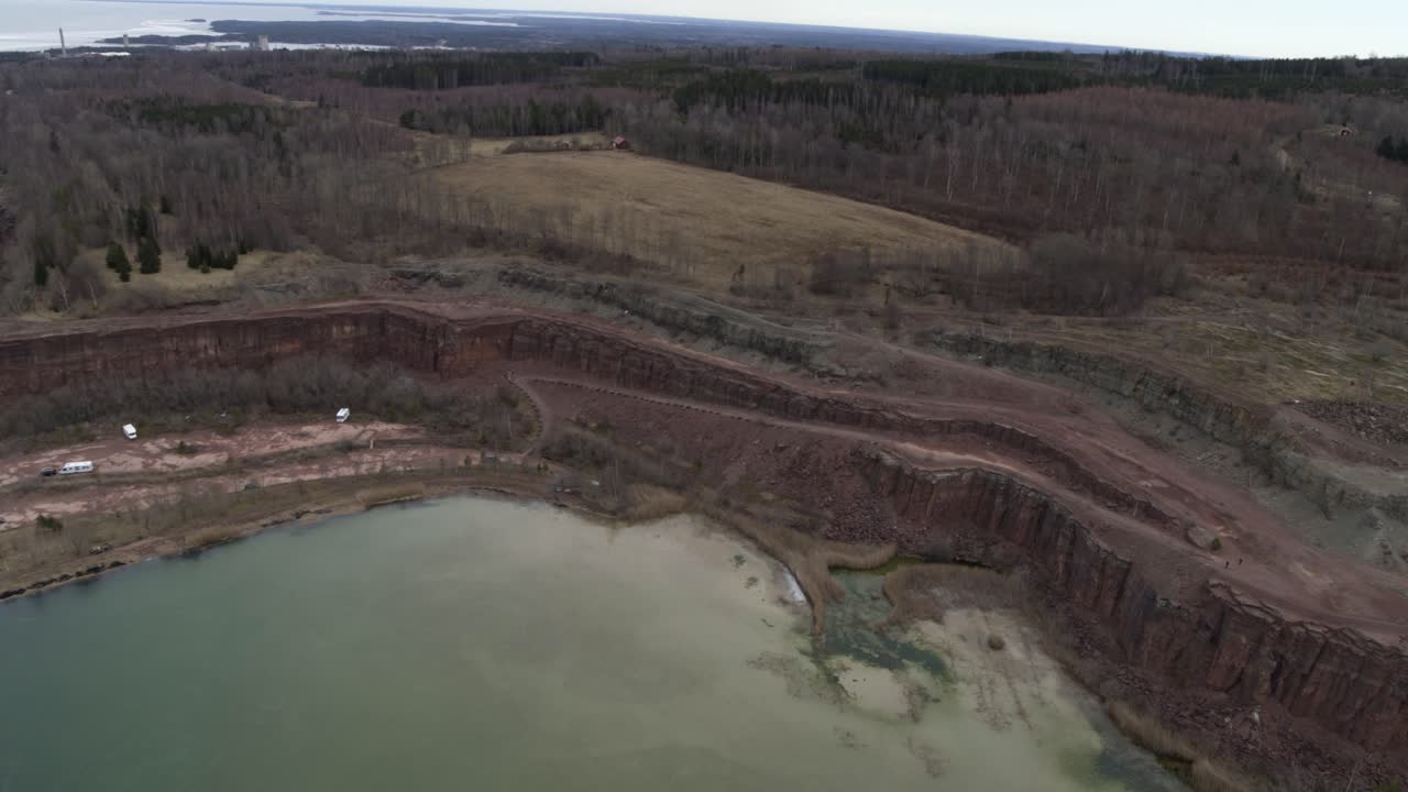 vista aérea drone vuelo vista de pájaro sobre el lago en kinnekulle suecia