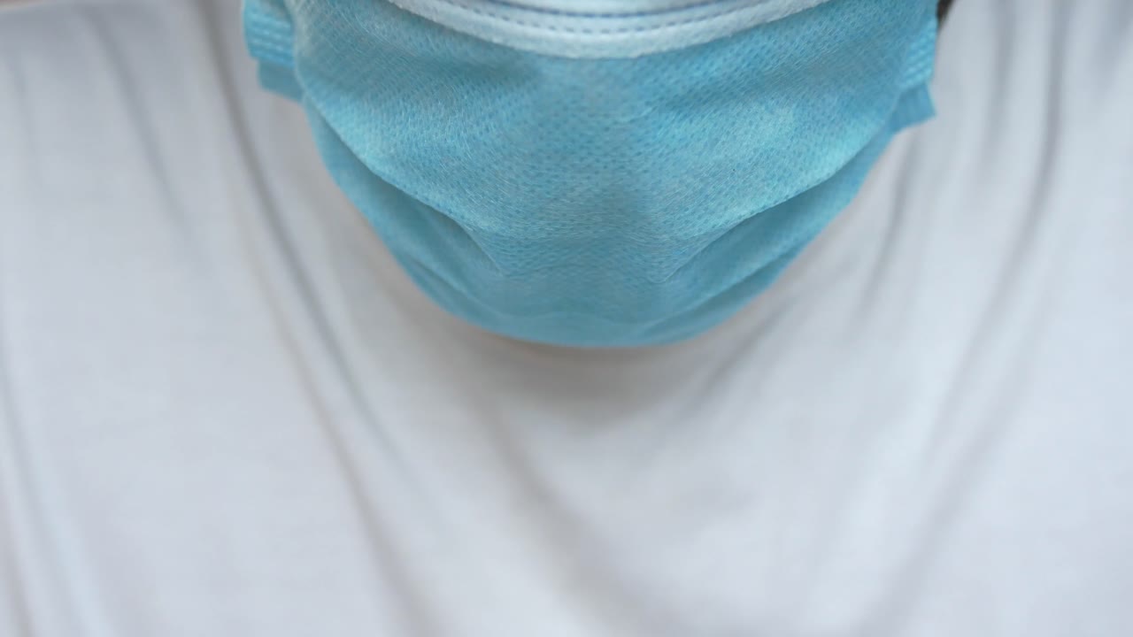 persona con una máscara de cara azul