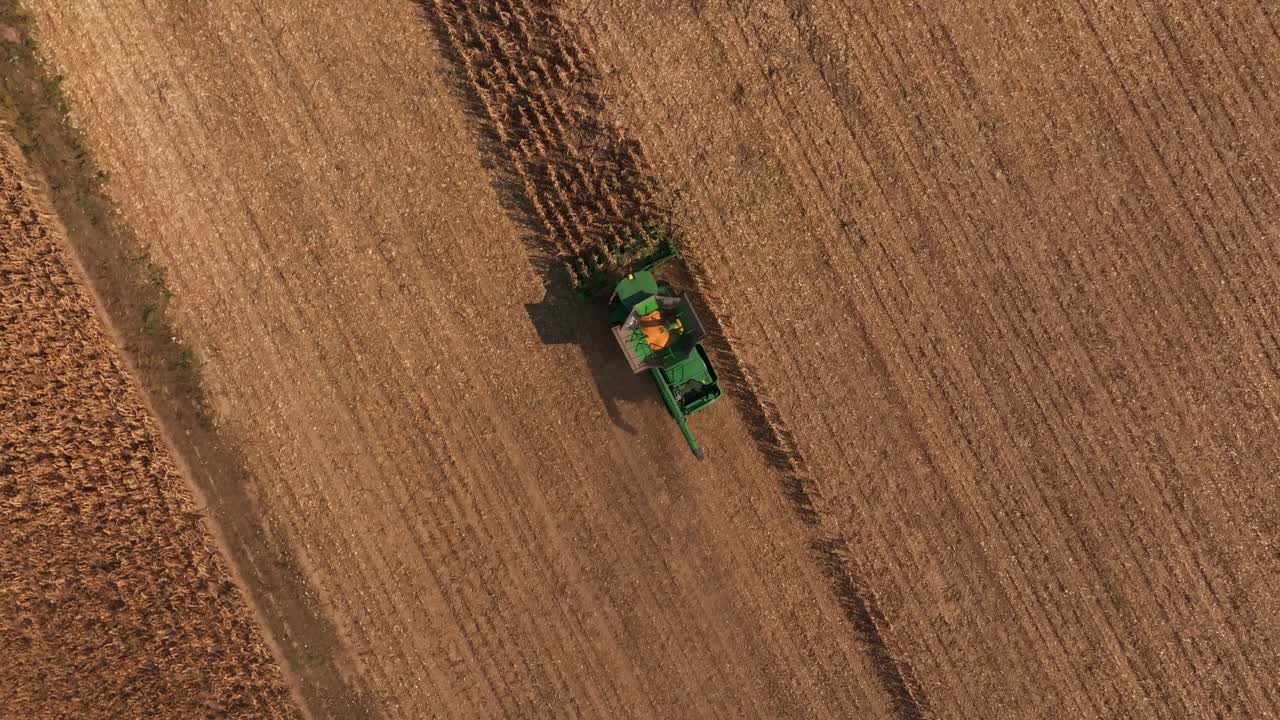Steti, Repubblica Ceca, prospettiva aerea della raccolta del grano in campagna.