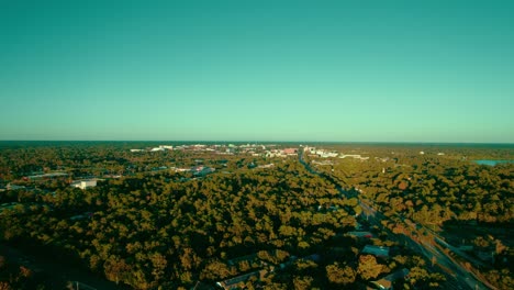 Vista-Aérea-De-Gainesville,-Florida,-Destacando-La-Intersección-Del-Crecimiento-Urbano-Y-Los-Paisajes-Naturales-En-El-Corazón-De-Florida.