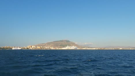 Schwenken-Der-Skyline-Der-Stadt-Trapani-Vom-Boot-Aus-Gesehen,-Italien