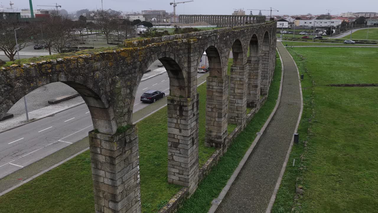 Ripresa aerea di un acquedotto con archi in Portogallo. Città di Vila do Conde.