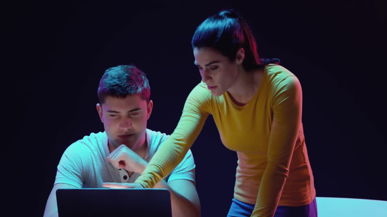 Hombre y mujer trabajando en una laptop