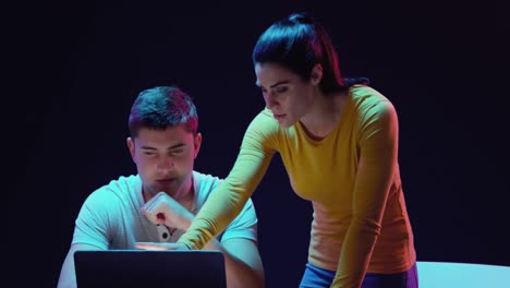 hombre y mujer trabajando en computadora portátil
