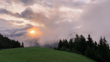 Muy-Por-Encima-De-Las-Nubes-En-Los-Alpes-Italianos,-Un-Amanecer-Es-Espectacular.