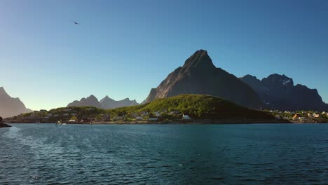 레이네 로포텐 (reine lofoten) 은 노르웨이의 노르드랜드 카운티에 있는 군도이다.