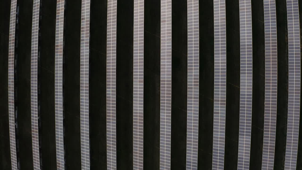 filas de paneles solares que producen energía ecológica y sostenible, vista aérea