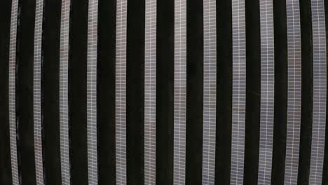 filas de paneles solares que producen energía ecológica y sostenible, vista aérea