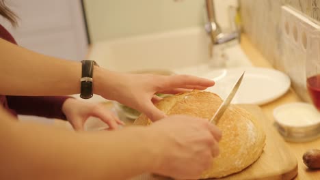 una pareja enamorada haciendo un sándwich en la cocina de la sala de estar
