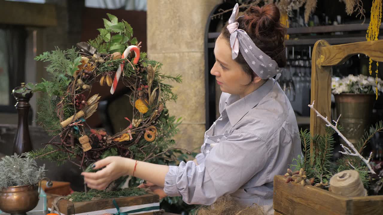 florista en el trabajo. cómo hacer una corona de navidad con arreglos florales. paso a paso, tutorial