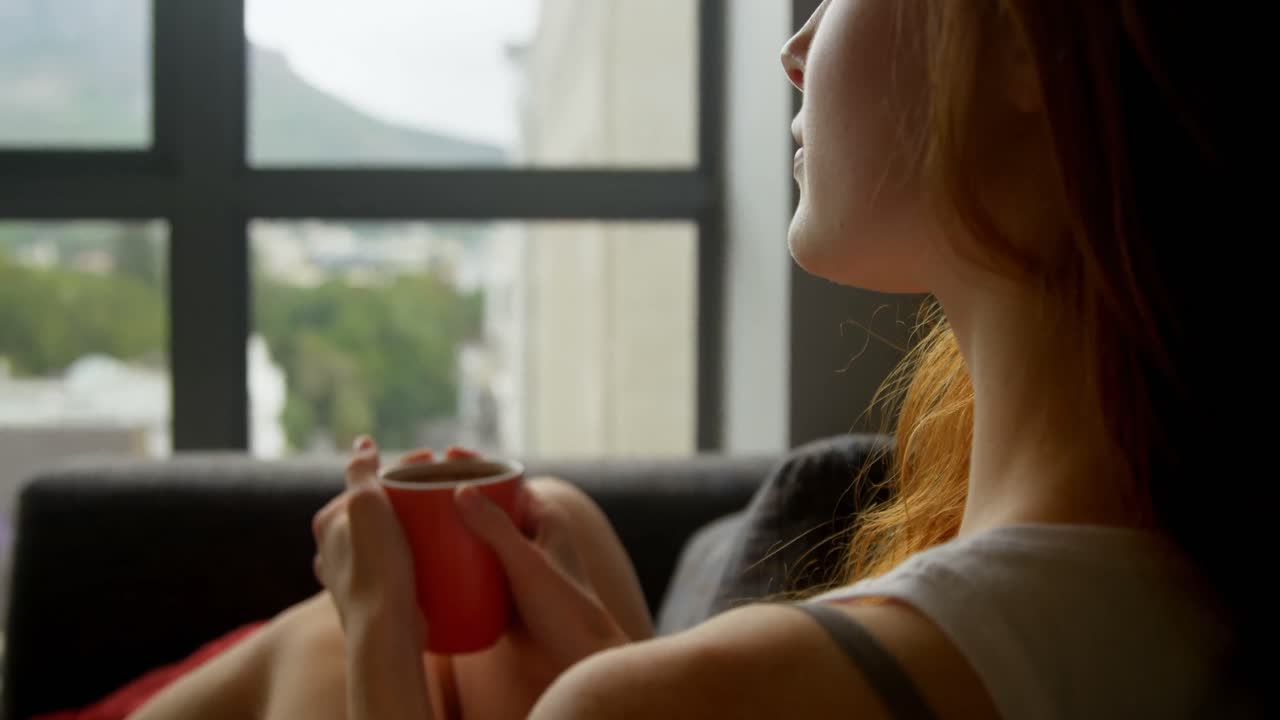 거실 4k에서 커피를 마시는 여자