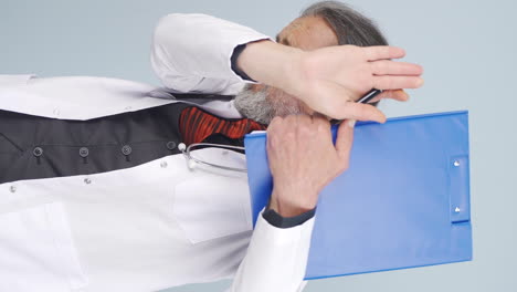 ⁇ 은 의사에게 폭력의 수직 비디오,  ⁇ 은 의사는 두려워합니다.
