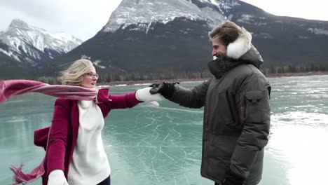 pareja patinando juntos en un lago congelado