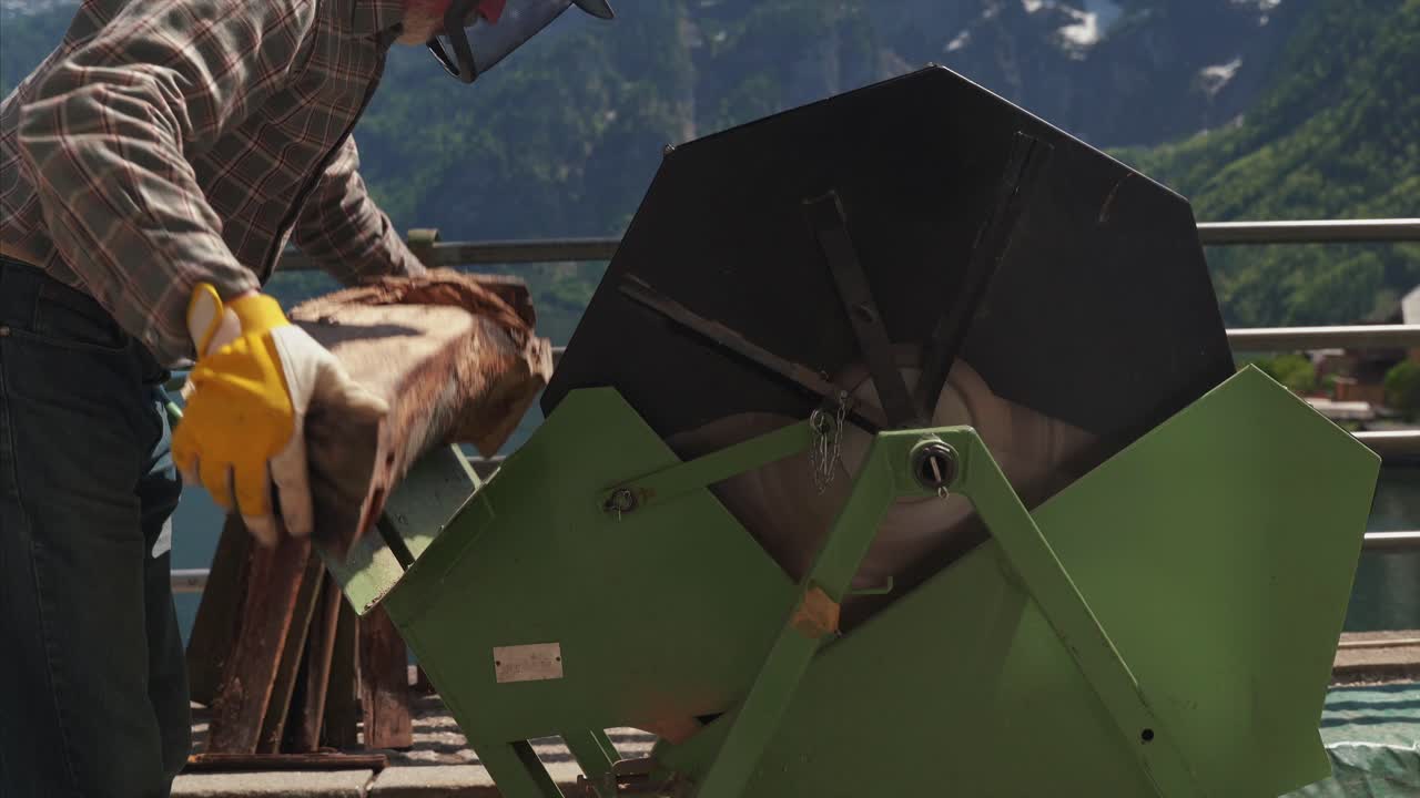 hombre cortando madera con una máquina portátil de cortar madera junto al lago