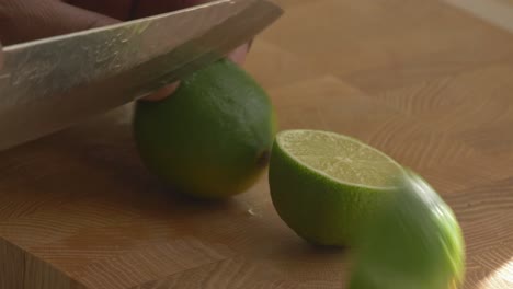 Limetten-Für-Das-Ceviche-Schneiden