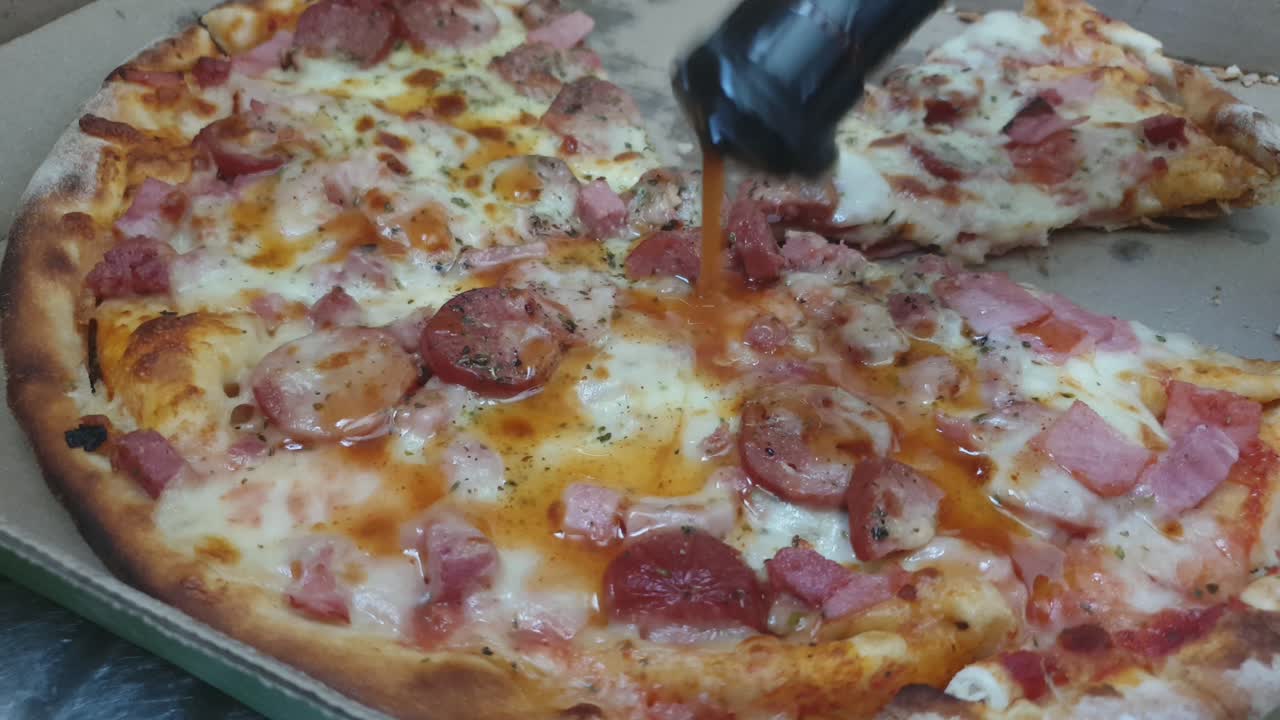 이 피자에 치즈를 추가로 토핑하는 것은 충분하지 않으며 그 위에 뜨거운 펩파듀 칠리 소스를 더 추가해야 더 맛있습니다.