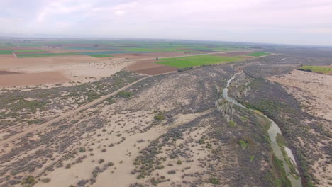 toma panorámica aérea alta de la frontera entre estados unidos y méxico cerca de yuma, az