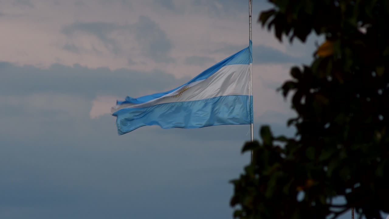 Drapeau national argentin flottant au vent au crépuscule.