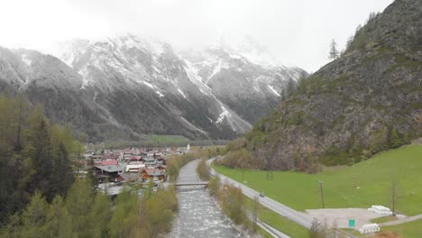 Imágenes-Aéreas-De-Un-Pequeño-Río-En-Los-Alpes-Austriacos---Sölden,-Austria---Drone