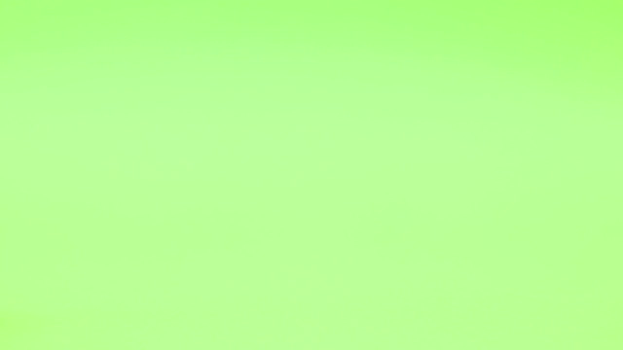 만적인 빨간 빈티지 자동차 드라이브 녹색 화면에 지붕에 장미 꽃 - 스 모션