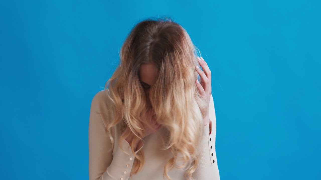 슬프고 불만족한 표정의 여성