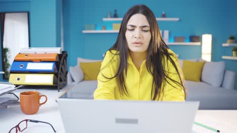 la joven empresaria que trabaja en la oficina de casa está frustrada.