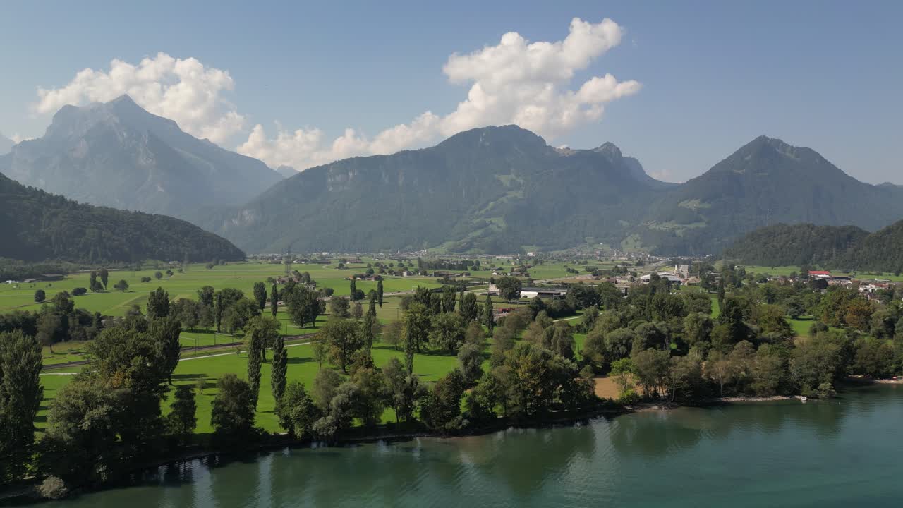 hermosa vista de las montañas vistas sobre el lago walensee, suiza con cielo azul
