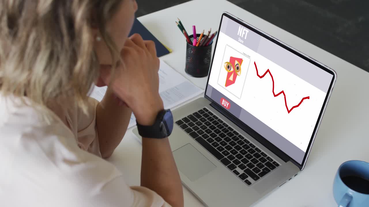 mujer de negocios caucásica usando computadora portátil para videollamada con procesamiento de datos