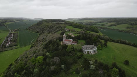 hito famoso de la colina de west wycombe, la iglesia de san lorenzo gana imágenes del punto de vista aéreo del reino unido
