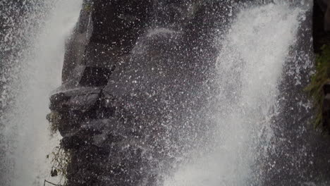 fuerte cascada salpicando en las rocas