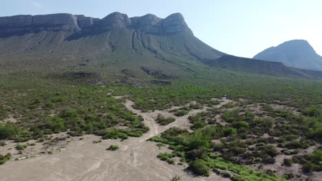 vista a la montaña en el desierto