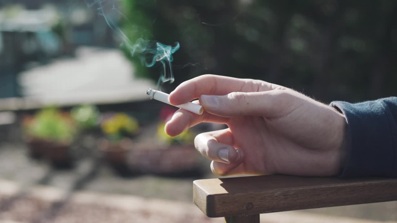 타는 담배에서 나오는 연기