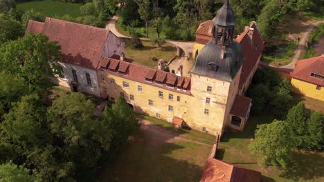 Pequeña-Ciudad-De-Straupe-Junto-Al-Antiguo-Palacio-De-Straupe