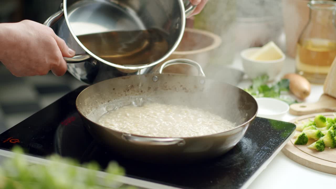 mujer de la cosecha cocinando risotto en sartén en la cocina