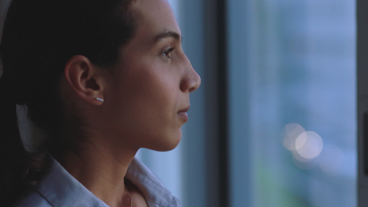 noche, ventana y mujer de negocios con sonrisa