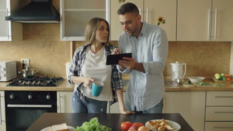 una pareja discutiendo en la cocina.