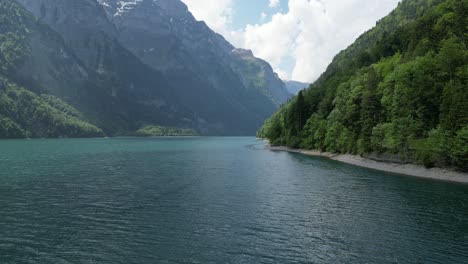 Volar-A-Través-Del-Video-Del-Lago-Suiza-Con-Fondo-De-Montaña-Y-Bosques