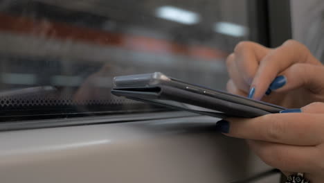 Mujer-Viajera-Usando-Teléfono-Celular-En-El-Metro