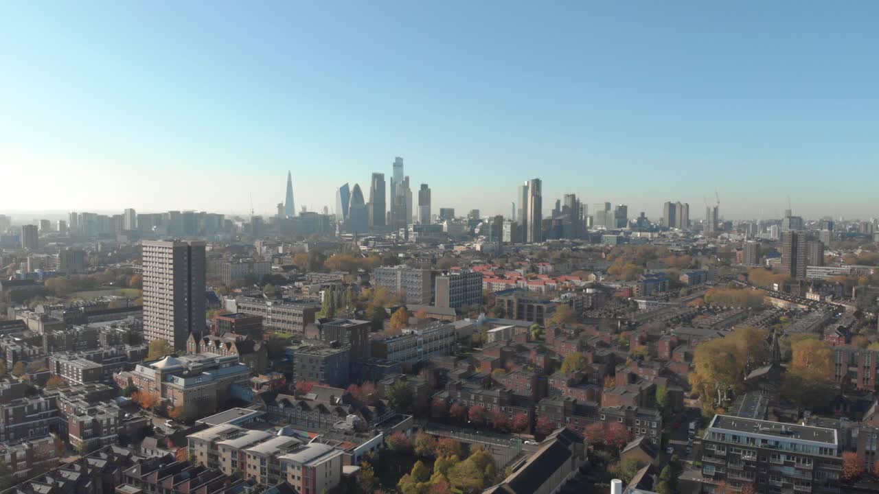 수도의 금융 중심지를 바라보는 주거용 런던에서 돌리 백 드론 샷